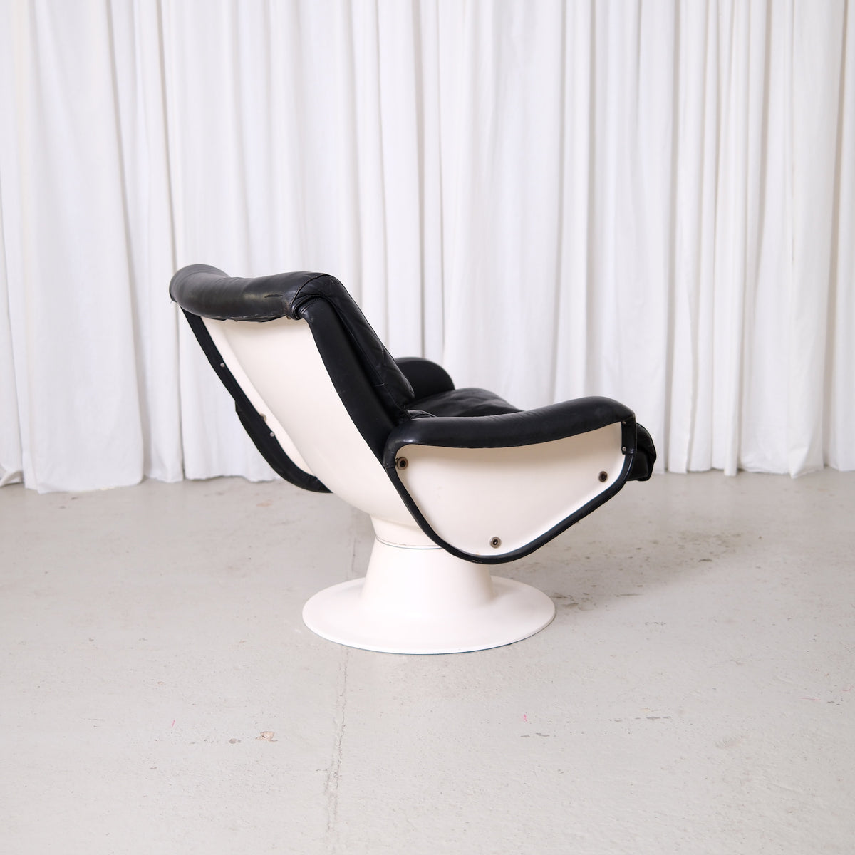 Yrjö Kukkapuro Saturnus Lounge Chair in Black Leather