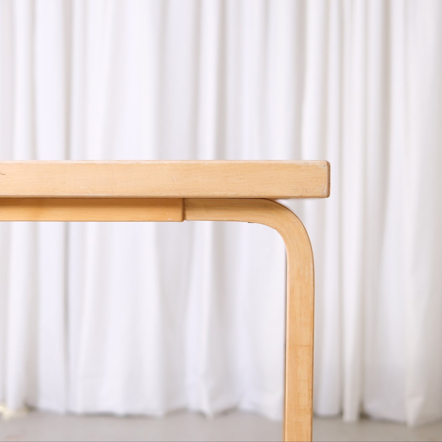 Alvar Aalto Artek 81C -pöytä