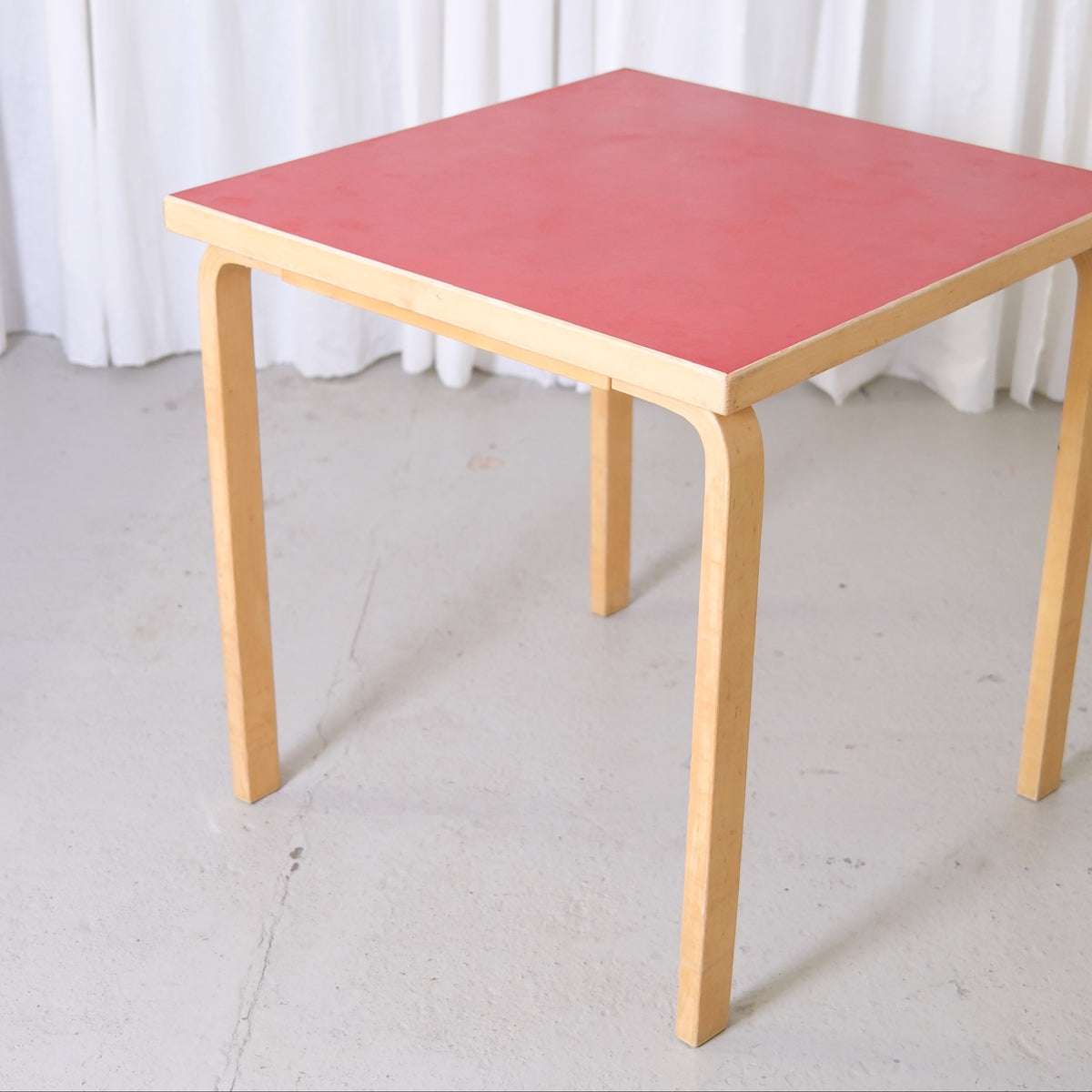 Alvar Aalto Artek 81C -pöytä