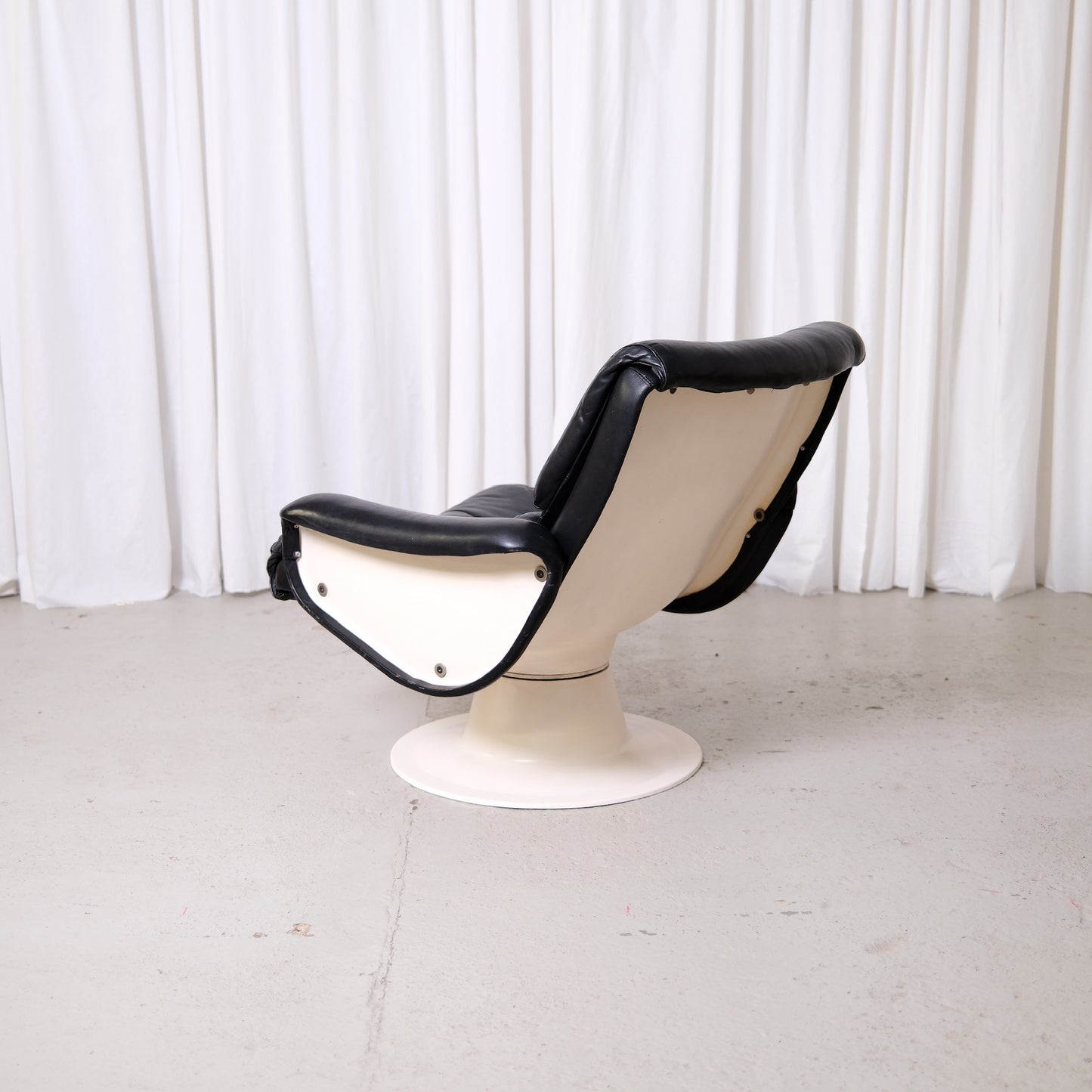 Yrjö Kukkapuro Saturnus Lounge Chair in Black Leather