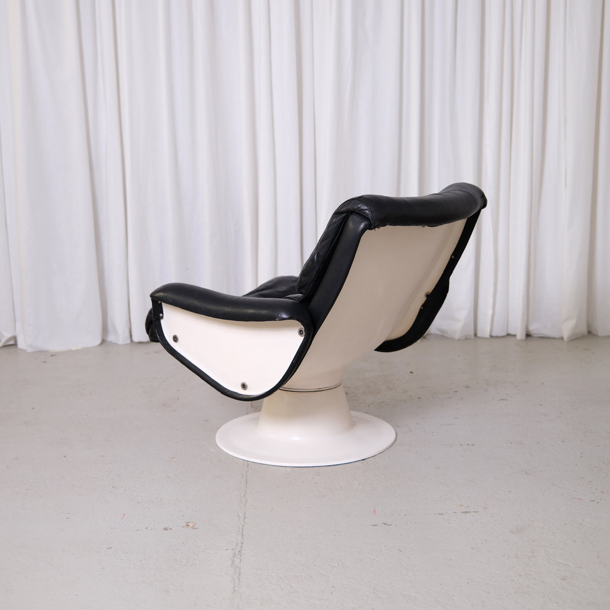 Yrjö Kukkapuro Saturnus Lounge Chair in Black Leather