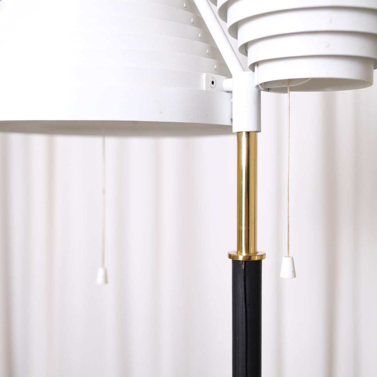 Alvar Aalto A810 -lattiavalaisin, valmistaja Valaisinpaja