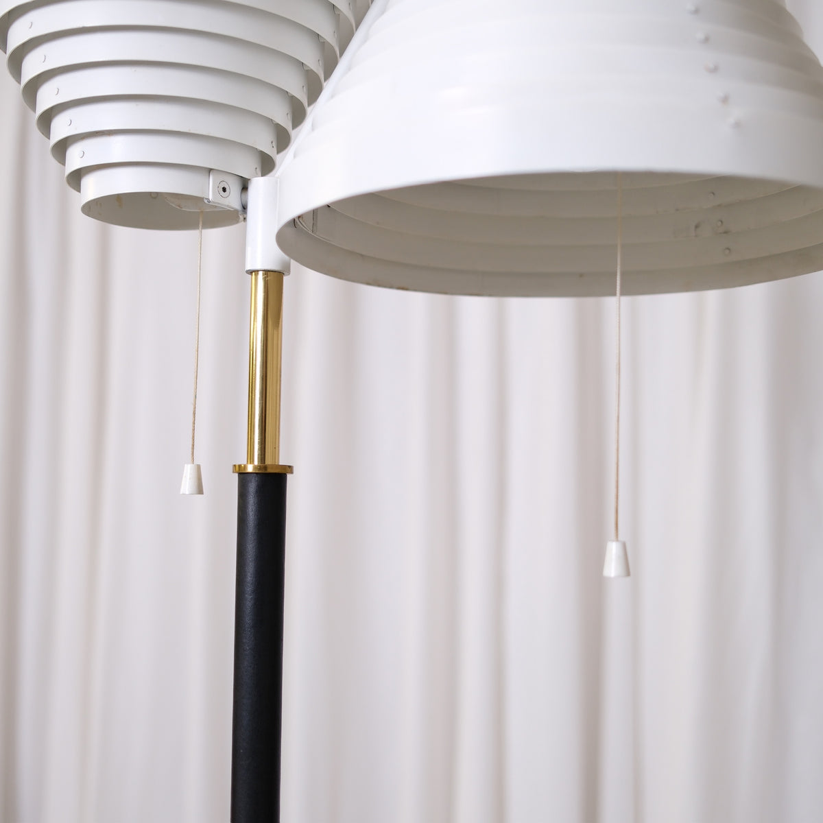 Alvar Aalto A810 -lattiavalaisin, valmistaja Valaisinpaja