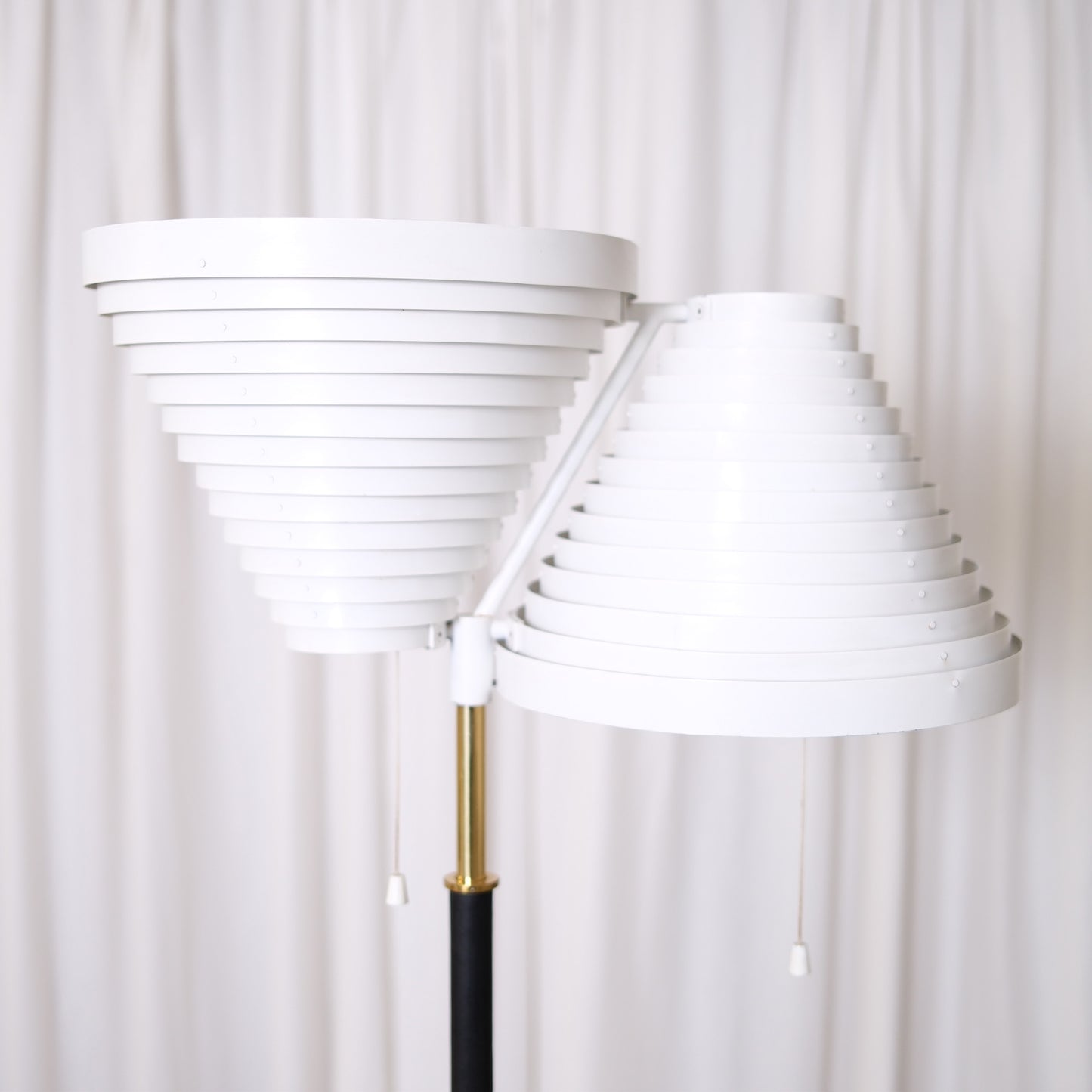 Alvar Aalto A810 -lattiavalaisin, valmistaja Valaisinpaja