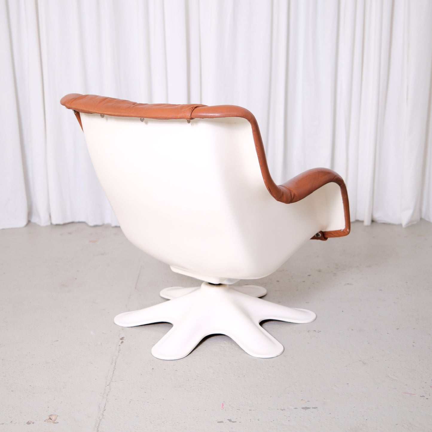 Yrjö Kukkapuro Karuselli 418 Swivel Lounge Chair for Haimi in Brown Leather