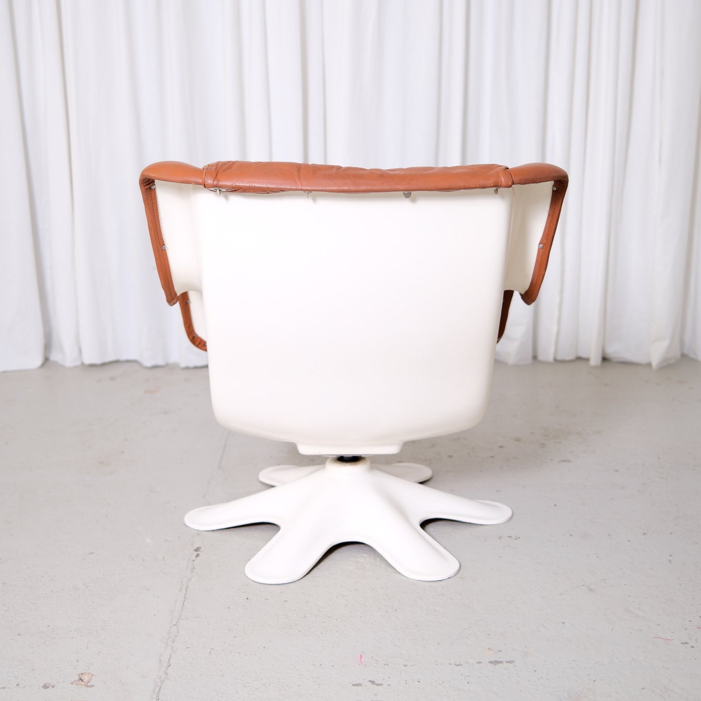 Yrjö Kukkapuro Karuselli 418 Swivel Lounge Chair for Haimi in Brown Leather