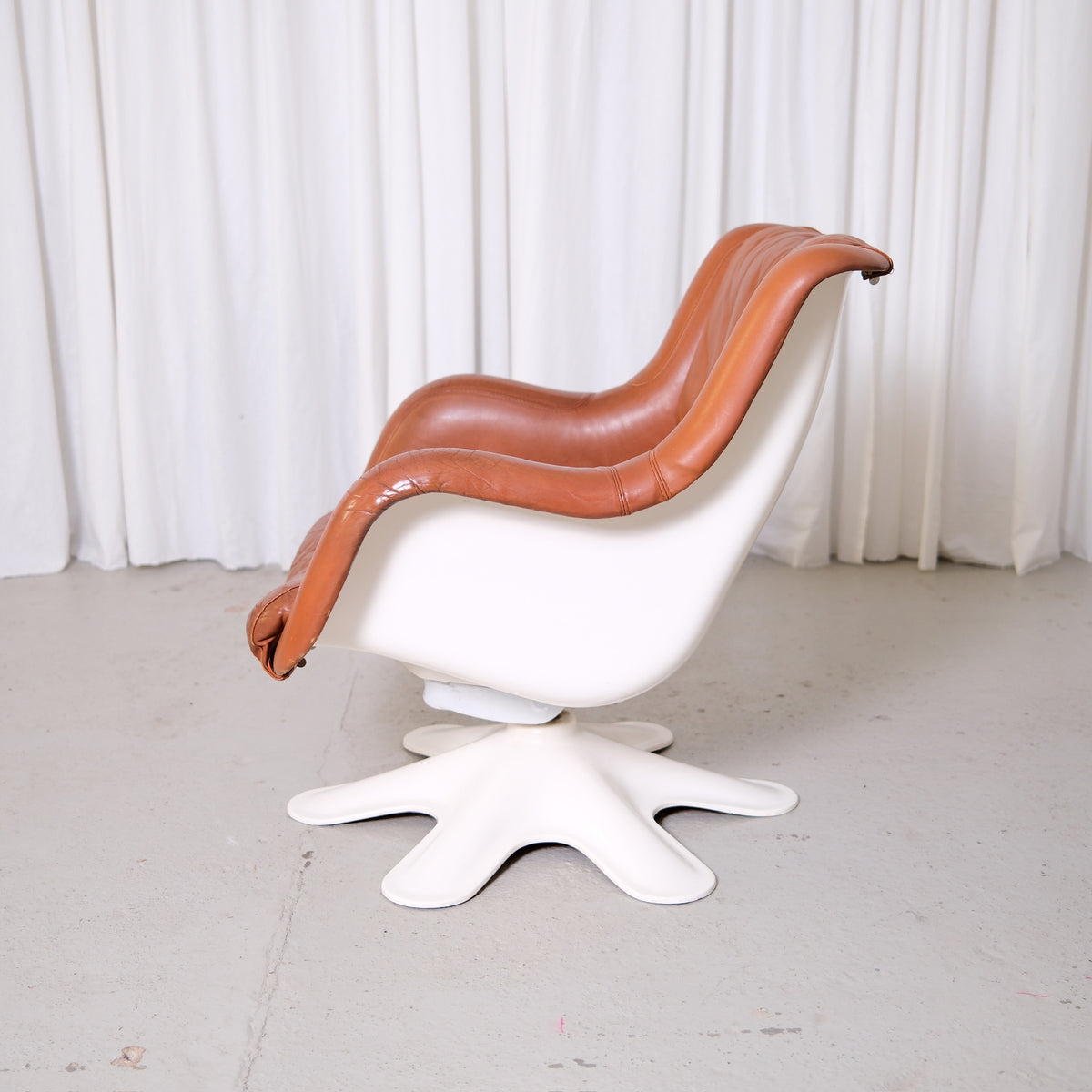 Yrjö Kukkapuro Karuselli 418 Swivel Lounge Chair for Haimi in Brown Leather