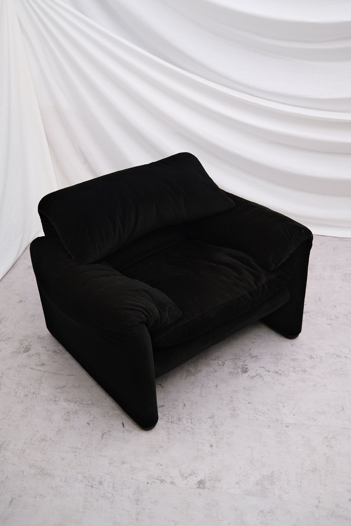 Vico Magistretti Maralunga Armchair - Black Velvet - Cassina
