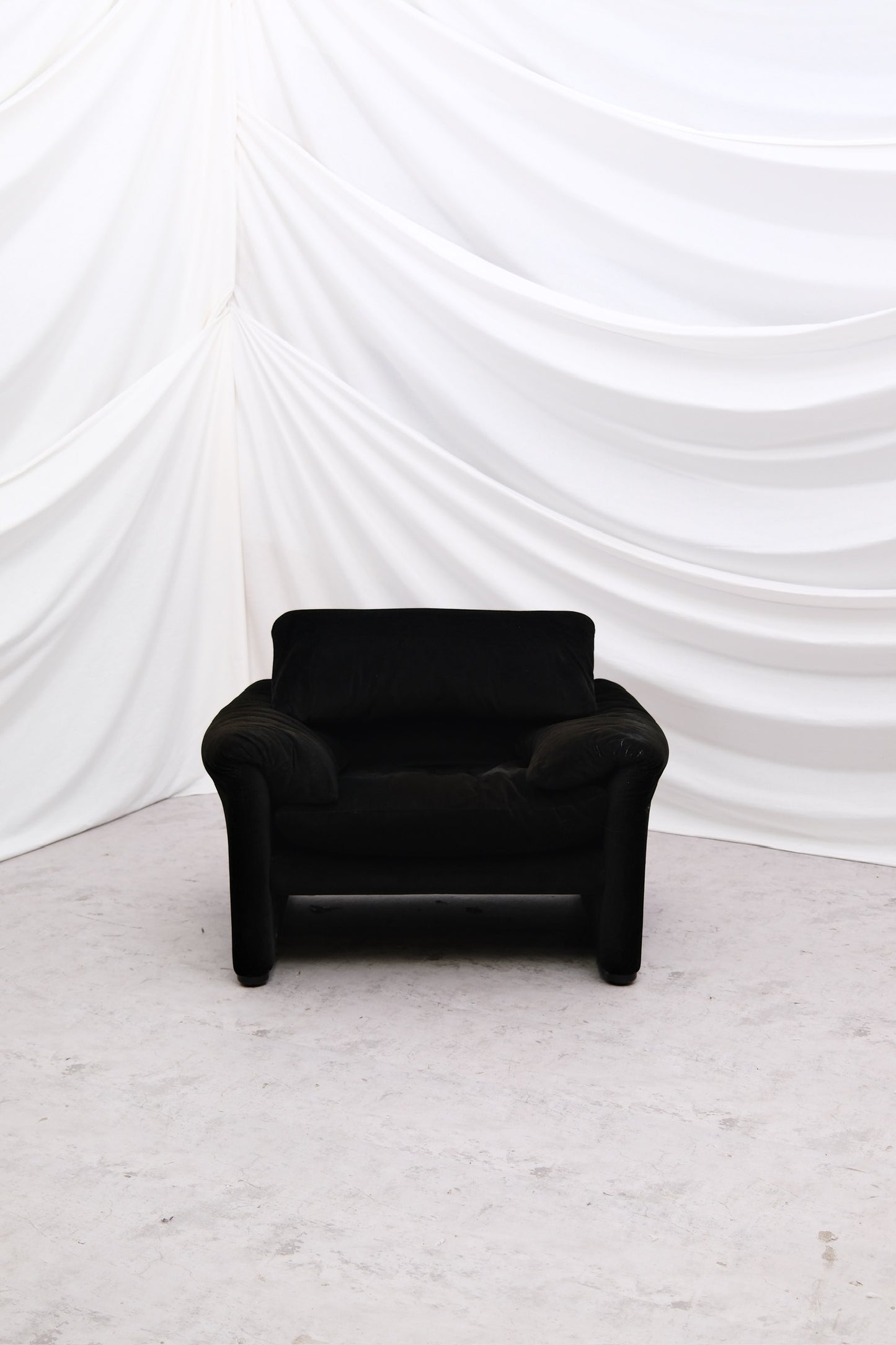 Vico Magistretti Maralunga Armchair - Black Velvet - Cassina