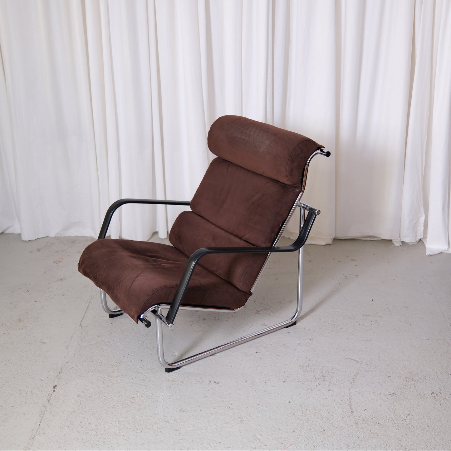 Yrjö Kukkapuro Remmi Lounge Chair with Ottoman in Brown Alcantara