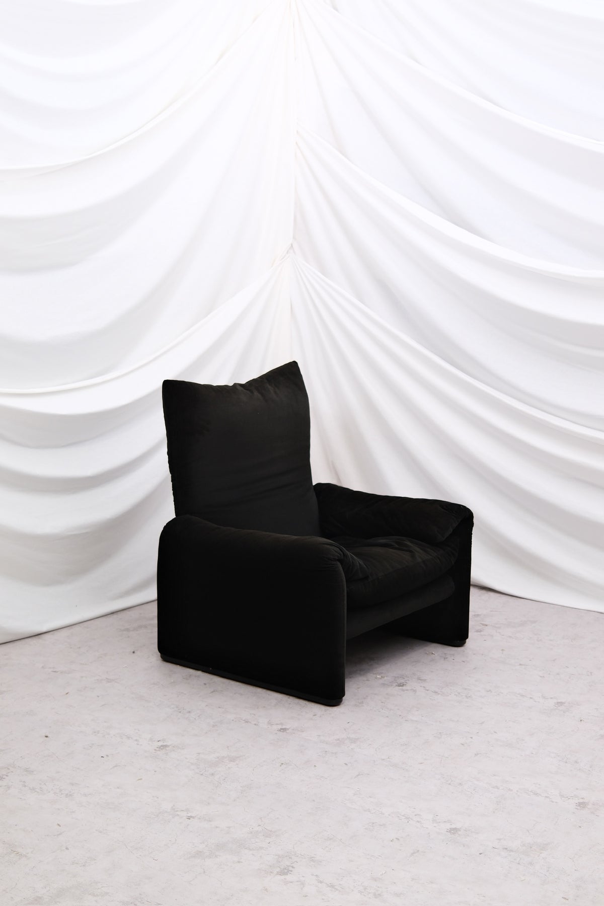 Vico Magistretti Maralunga Armchair - Black Velvet - Cassina