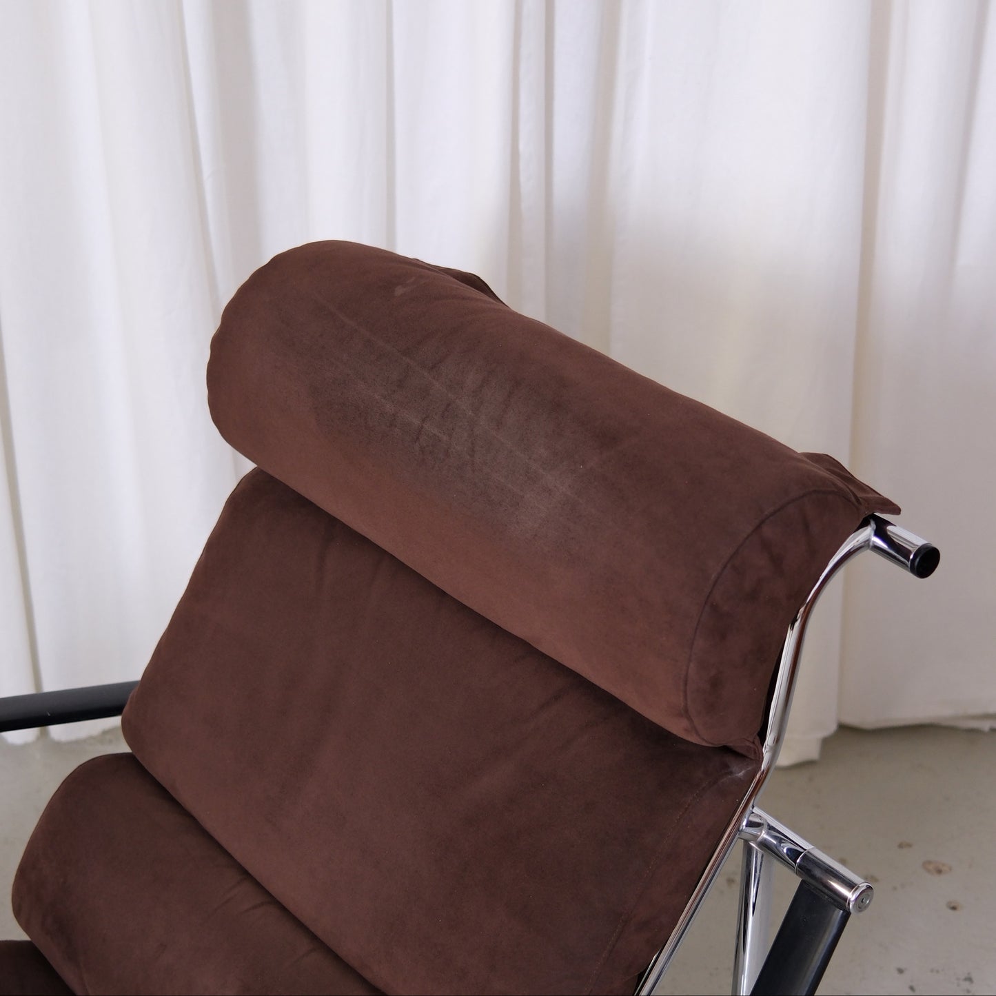 Yrjö Kukkapuro Remmi Lounge Chair with Ottoman in Brown Alcantara