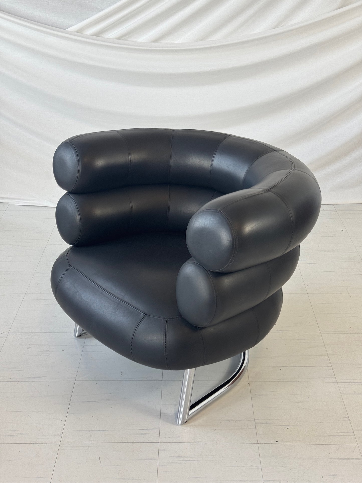 Eileen Gray Bibendum -lepotuoli, musta nahka