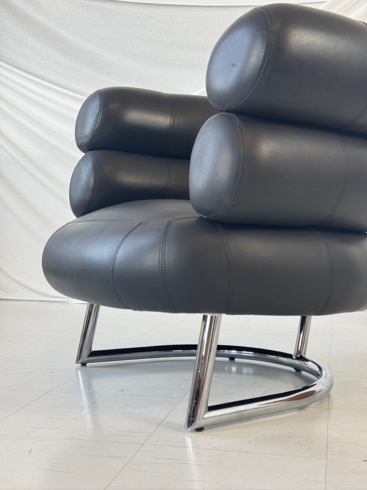 Eileen Gray Bibendum -lepotuoli, musta nahka