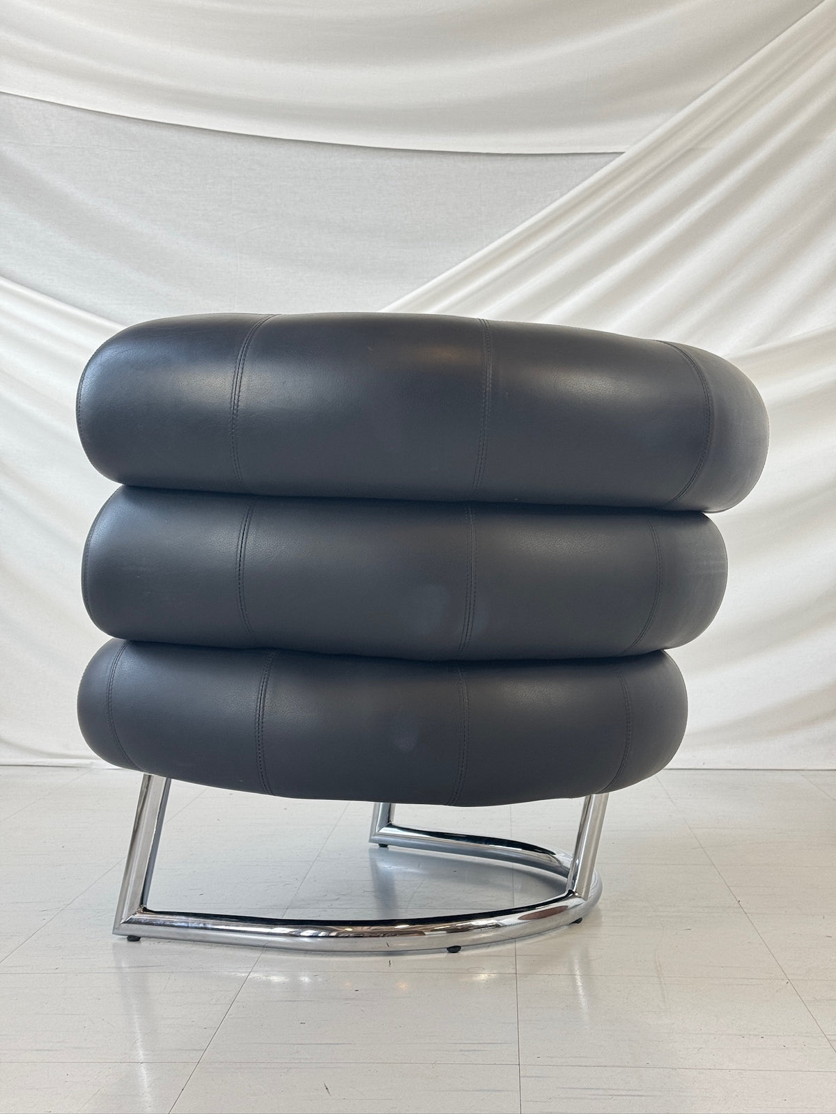 Eileen Gray Bibendum -lepotuoli, musta nahka