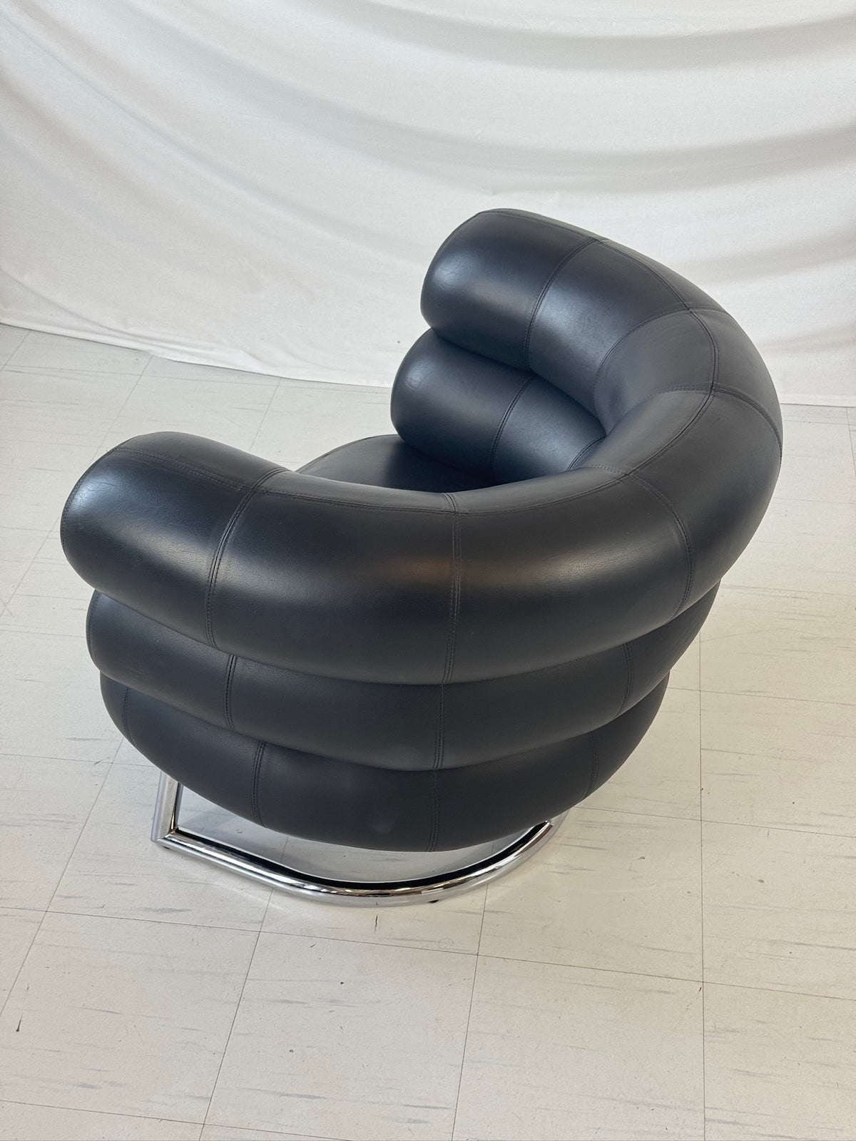 Eileen Gray Bibendum -lepotuoli, musta nahka