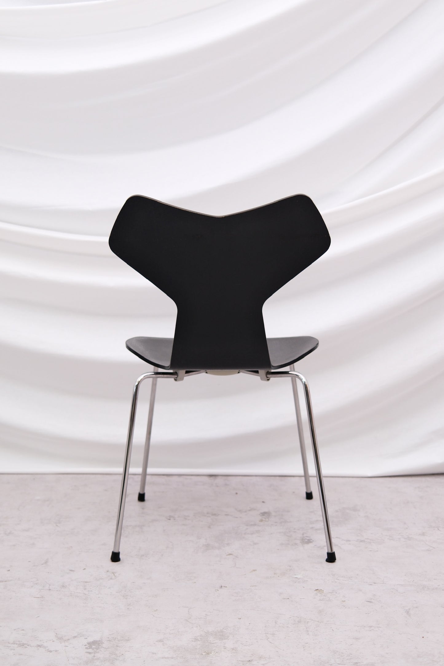Fritz Hansen Grand Prix -tuolit, musta puu
