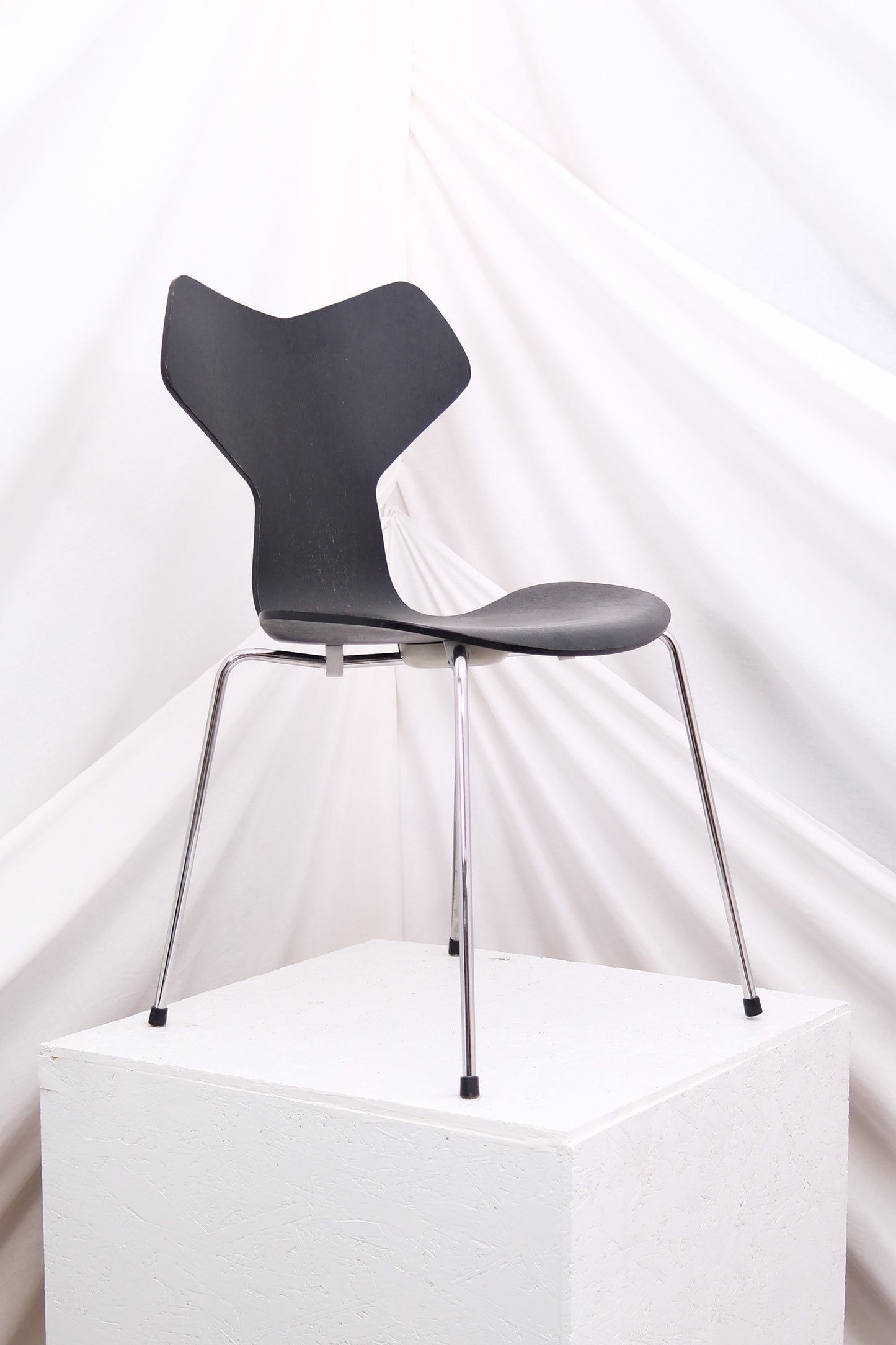 Fritz Hansen Grand Prix -tuolit, musta puu