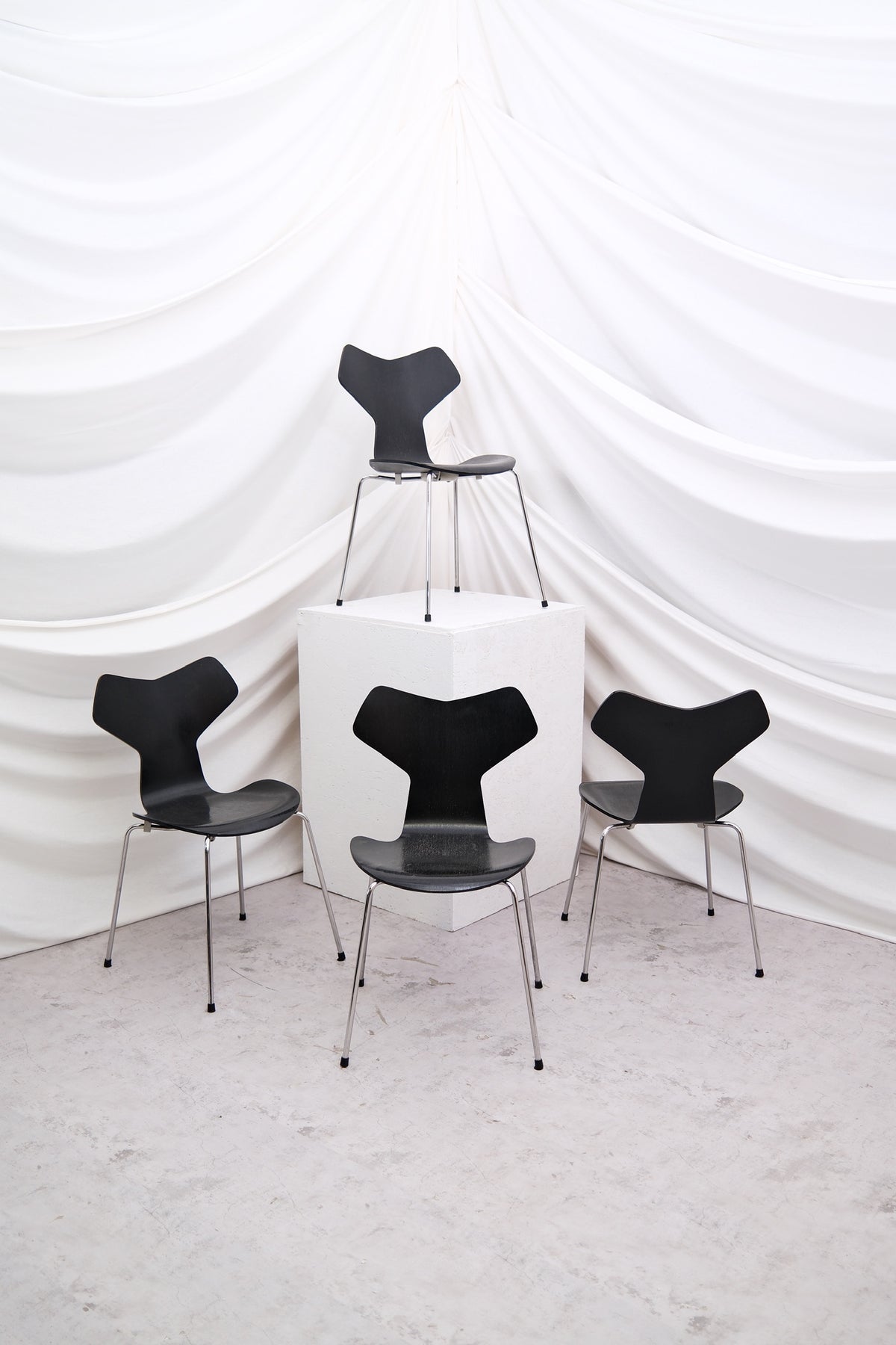 Fritz Hansen Grand Prix -tuolit, musta puu