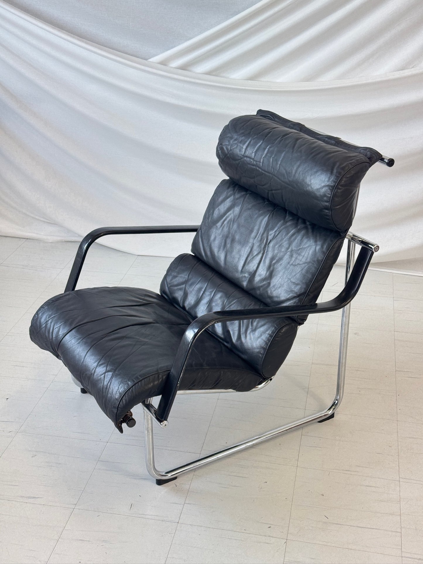 Remmi Armchair Black Leather by Yrjö Kukkapuro