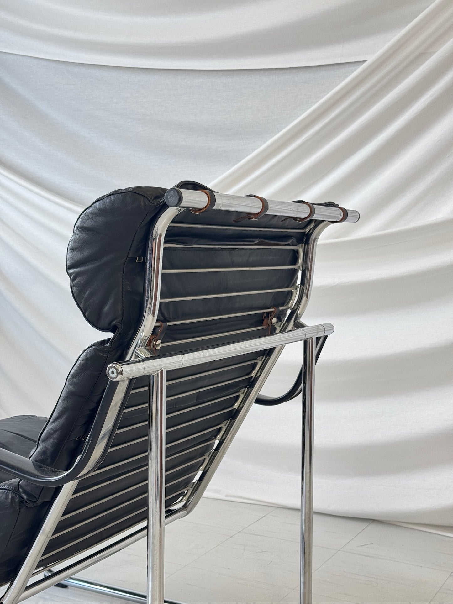 Remmi Armchair Black Leather by Yrjö Kukkapuro