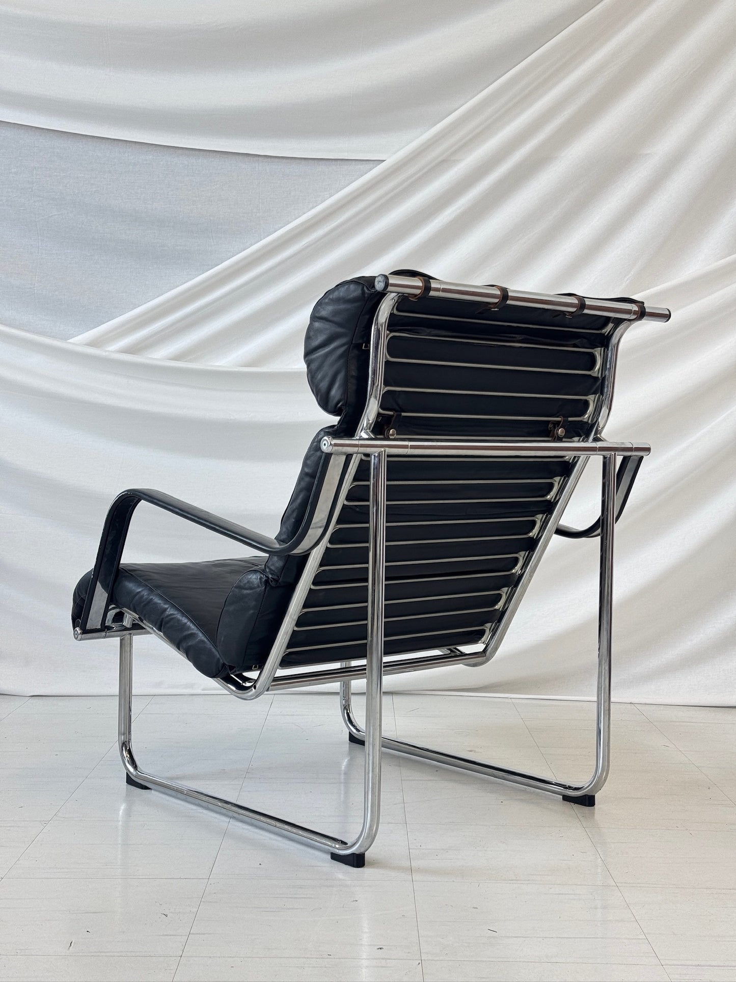 Remmi Armchair Black Leather by Yrjö Kukkapuro