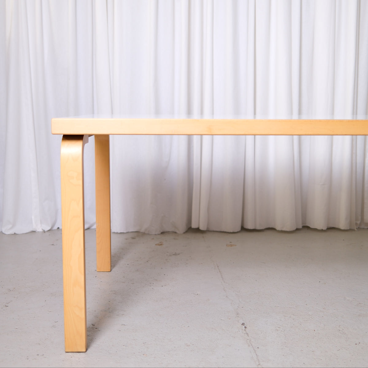 Alvar Aalto 83 -pöytä, valmistaja Artek, valkoinen laminaatti