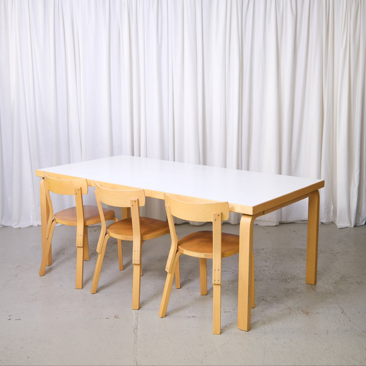 Alvar Aalto 83 -pöytä, valmistaja Artek, valkoinen laminaatti