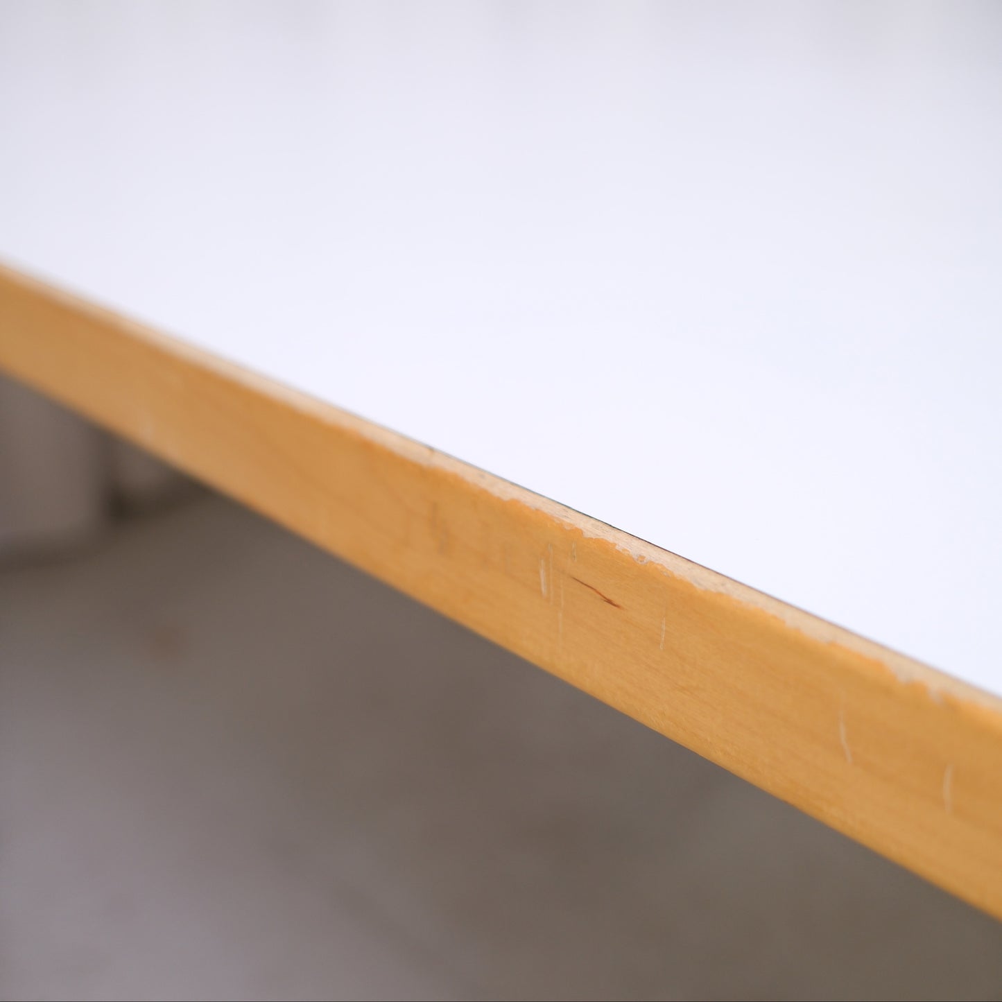 Alvar Aalto 83 -pöytä, valmistaja Artek, valkoinen laminaatti