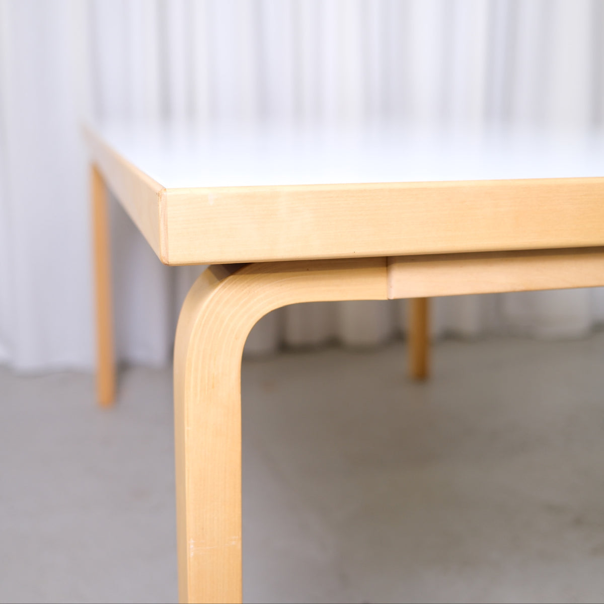 Alvar Aalto 83 -pöytä, valmistaja Artek, valkoinen laminaatti