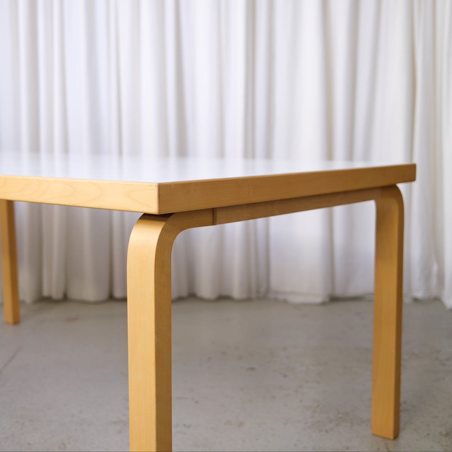 Alvar Aalto 83 -pöytä, valmistaja Artek, valkoinen laminaatti