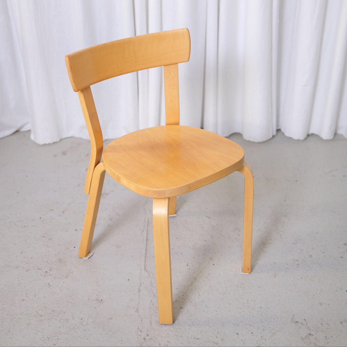 Alvar Aalto 69 -koivutuolit, valmistaja Artek