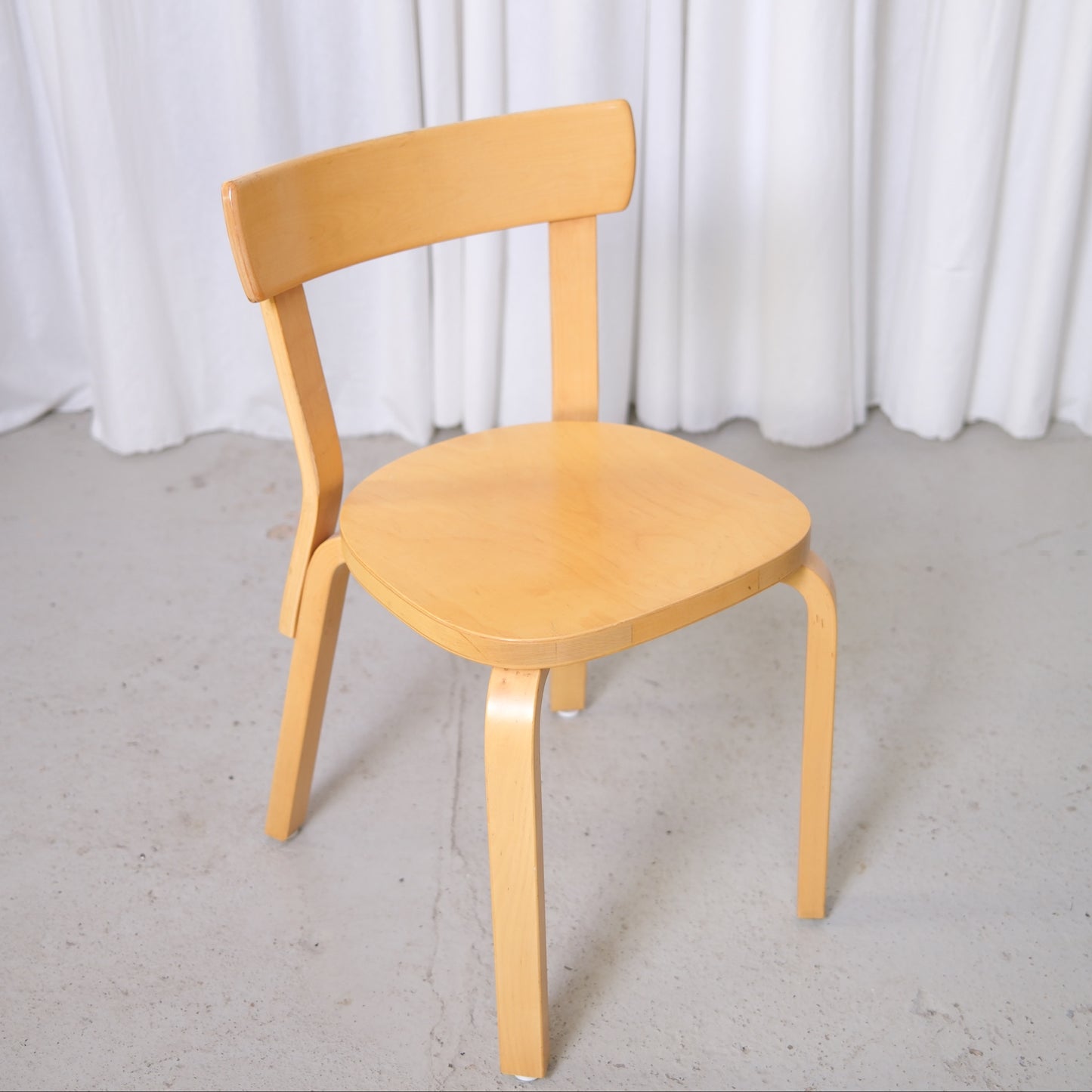 Alvar Aalto 69 -koivutuolit, valmistaja Artek