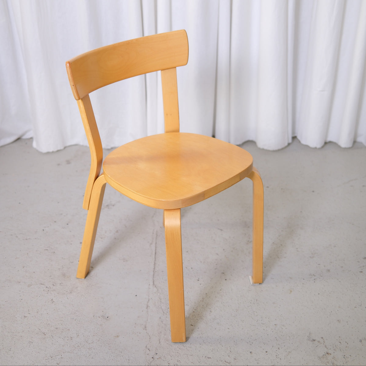 Alvar Aalto 69 -koivutuolit, valmistaja Artek