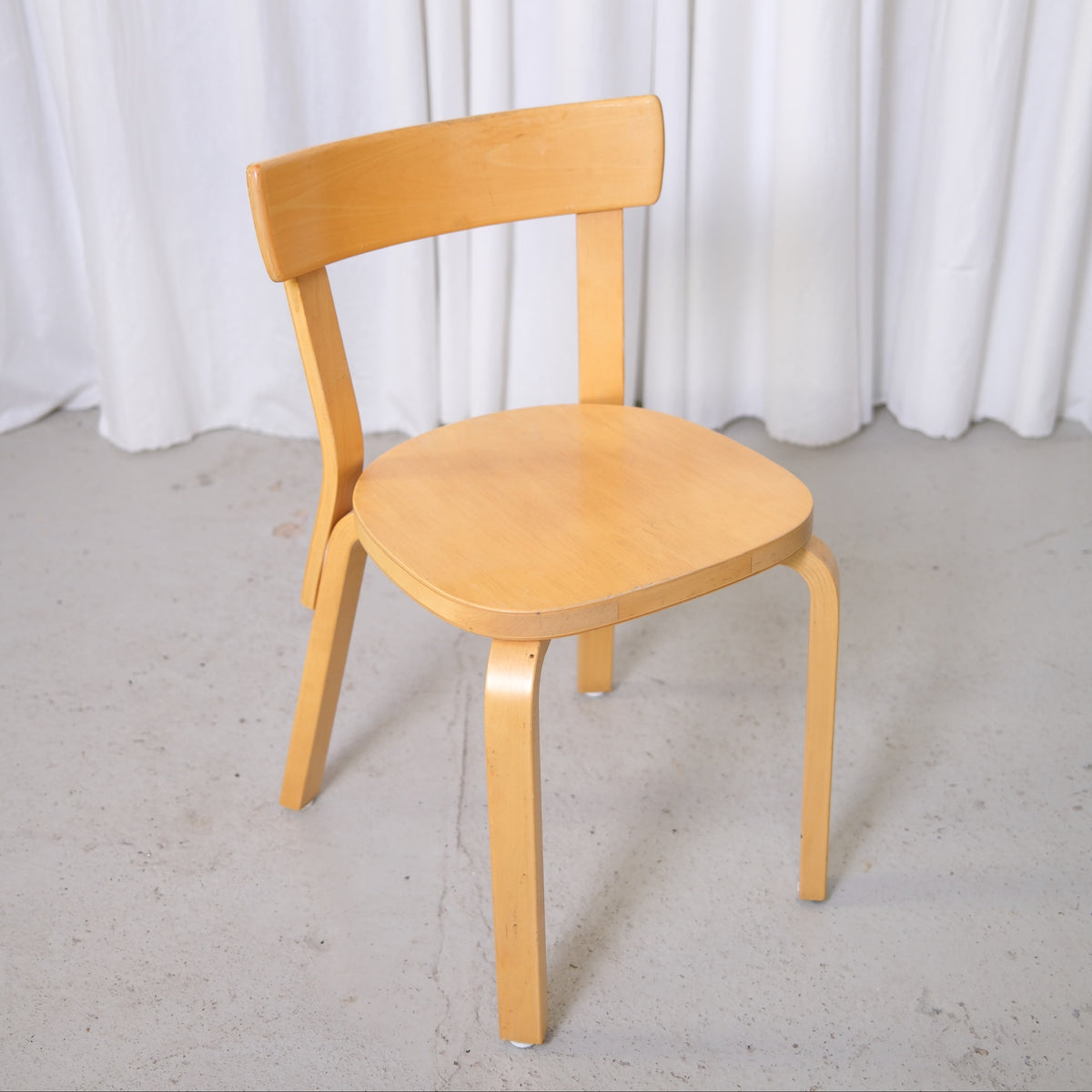 Alvar Aalto 69 -koivutuolit, valmistaja Artek