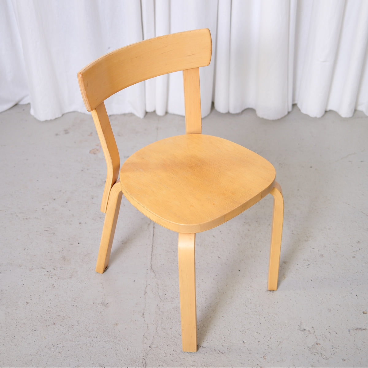 Alvar Aalto 69 -koivutuolit, valmistaja Artek