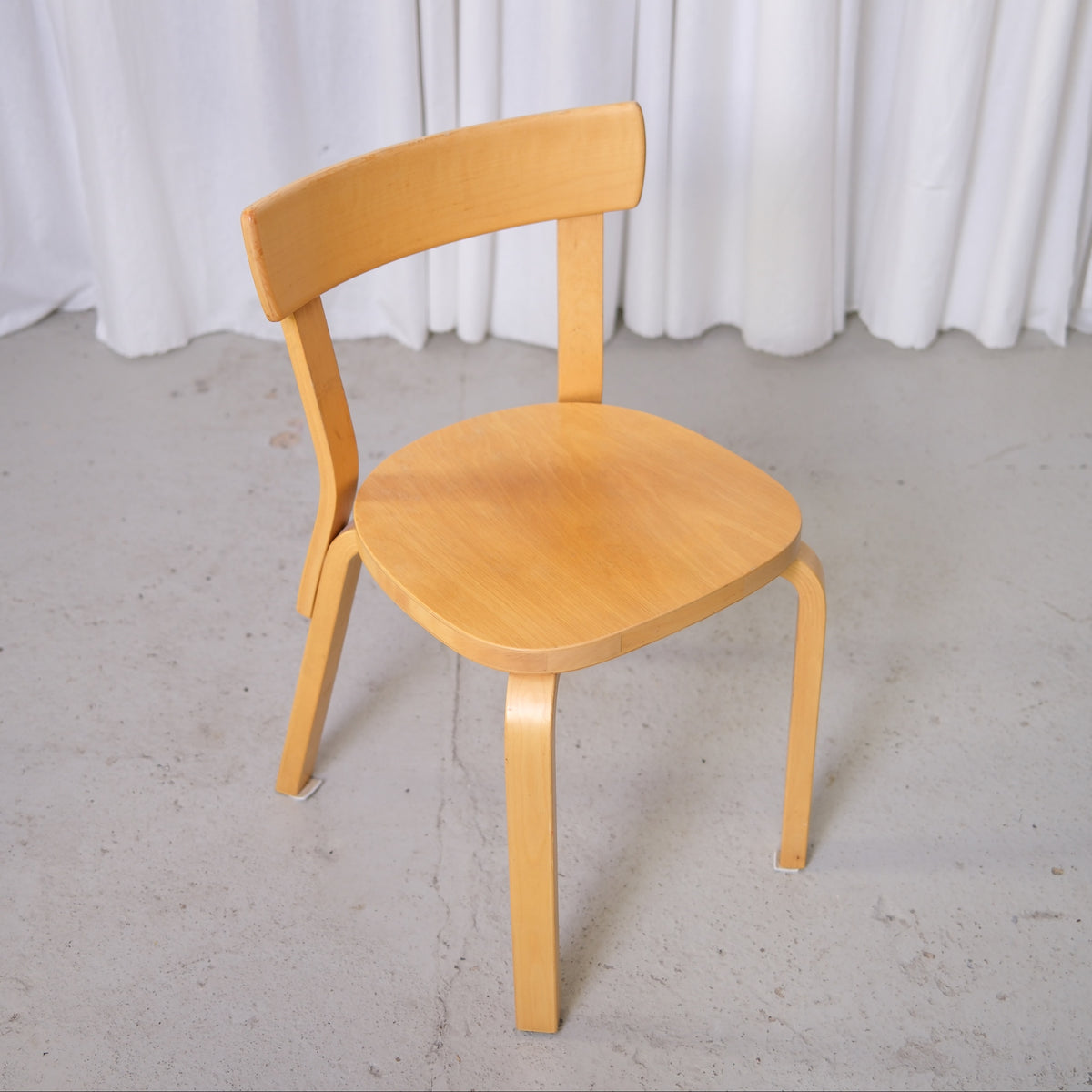 Alvar Aalto 69 -koivutuolit, valmistaja Artek