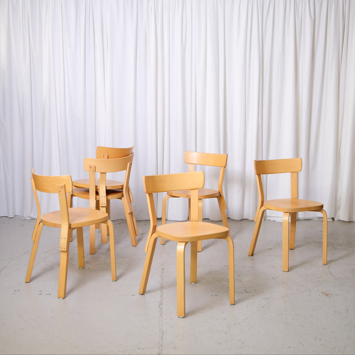 Alvar Aalto 69 -koivutuolit, valmistaja Artek