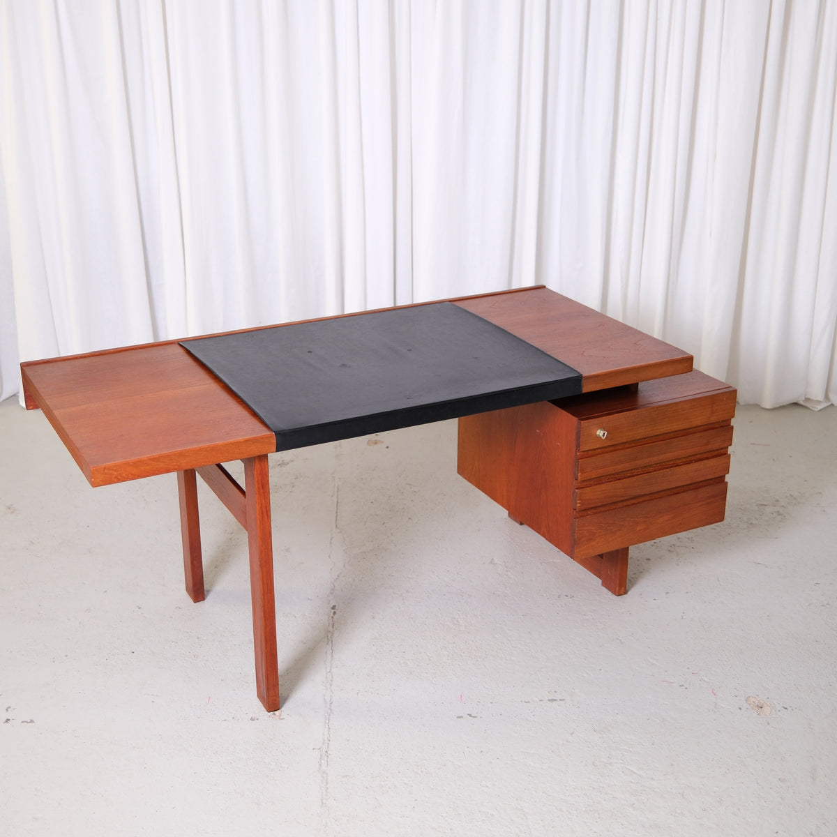 Olavi Hänninen Paletti Desk for HMN Huonekalu Mikko Nupponen