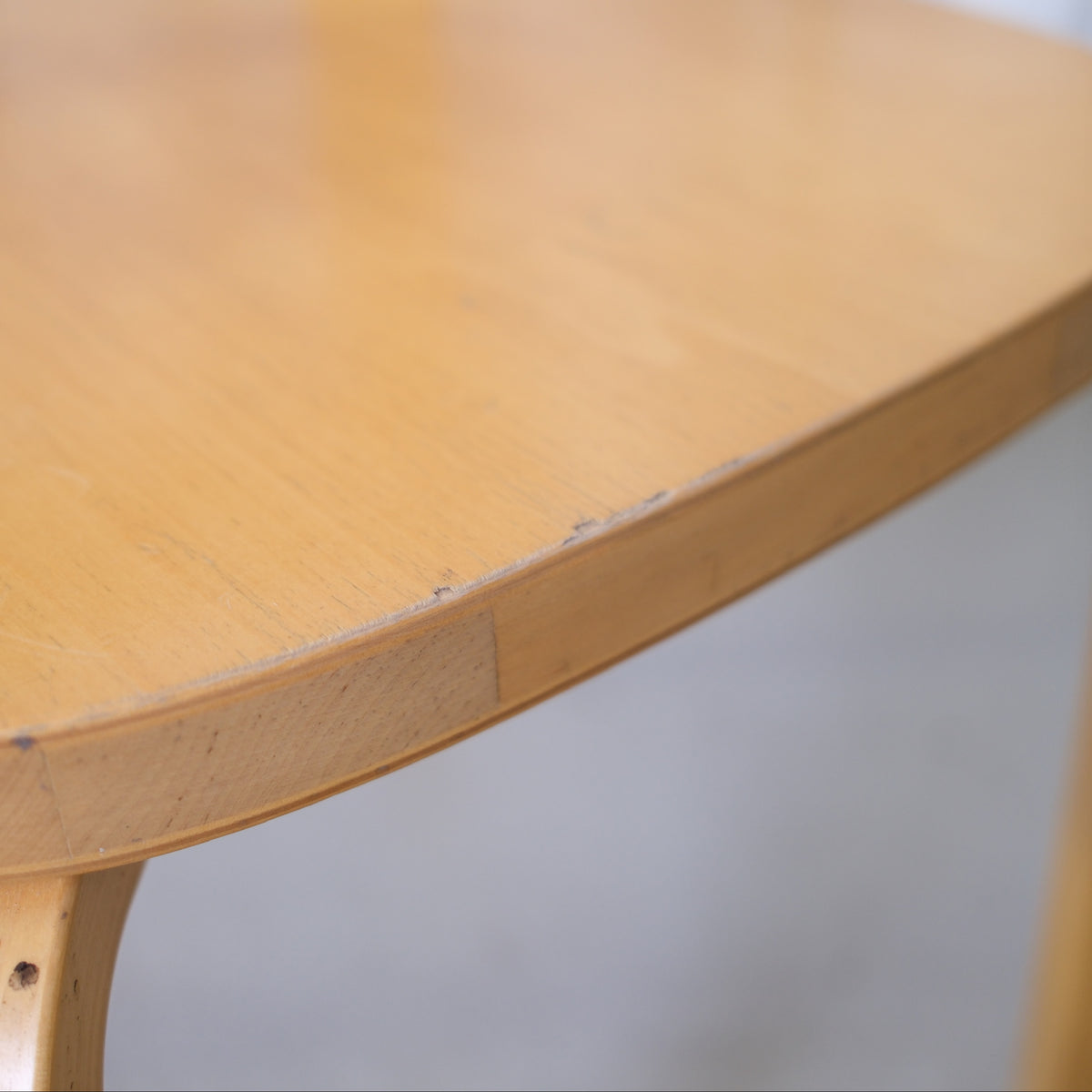 Alvar Aalto 69 -koivutuolit, valmistaja Artek