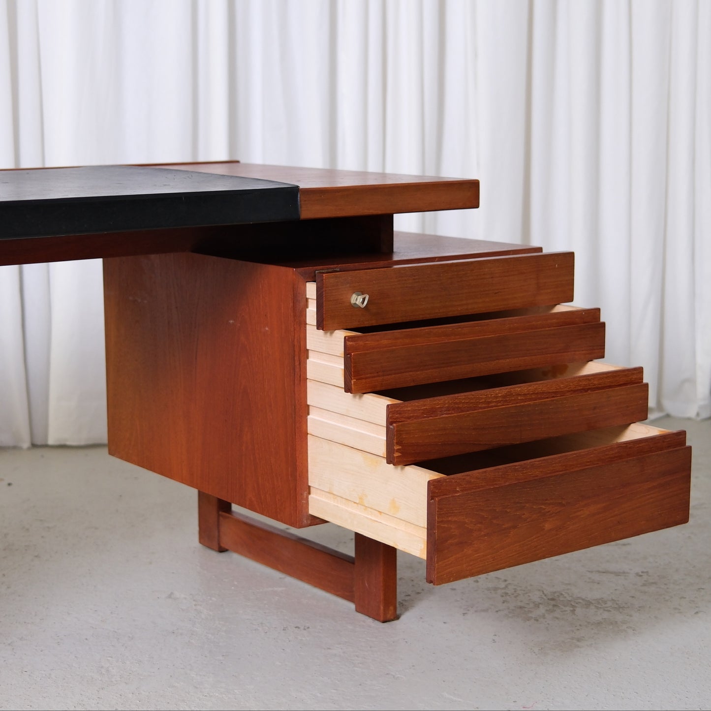 Olavi Hänninen Paletti Desk for HMN Huonekalu Mikko Nupponen