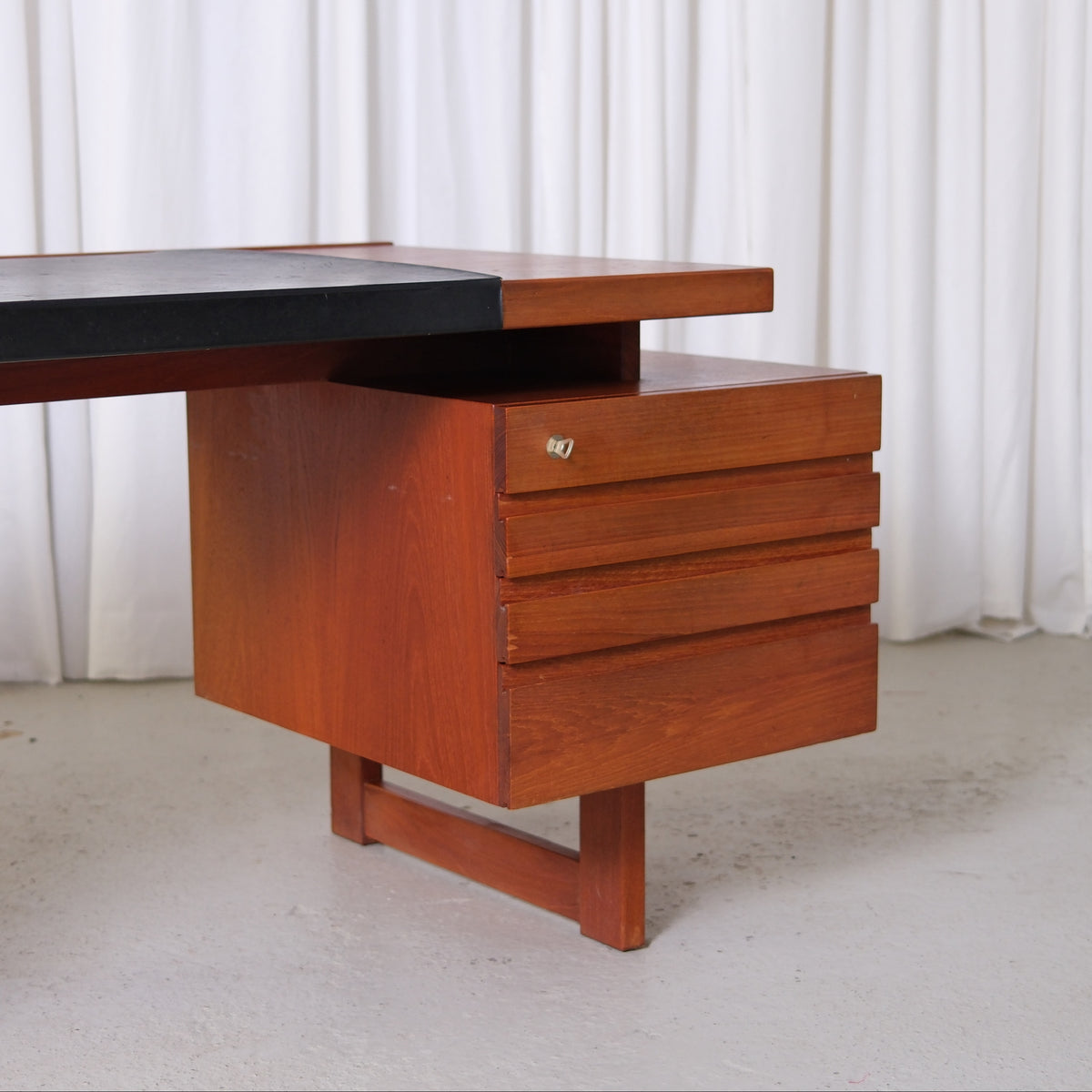 Olavi Hänninen Paletti Desk for HMN Huonekalu Mikko Nupponen
