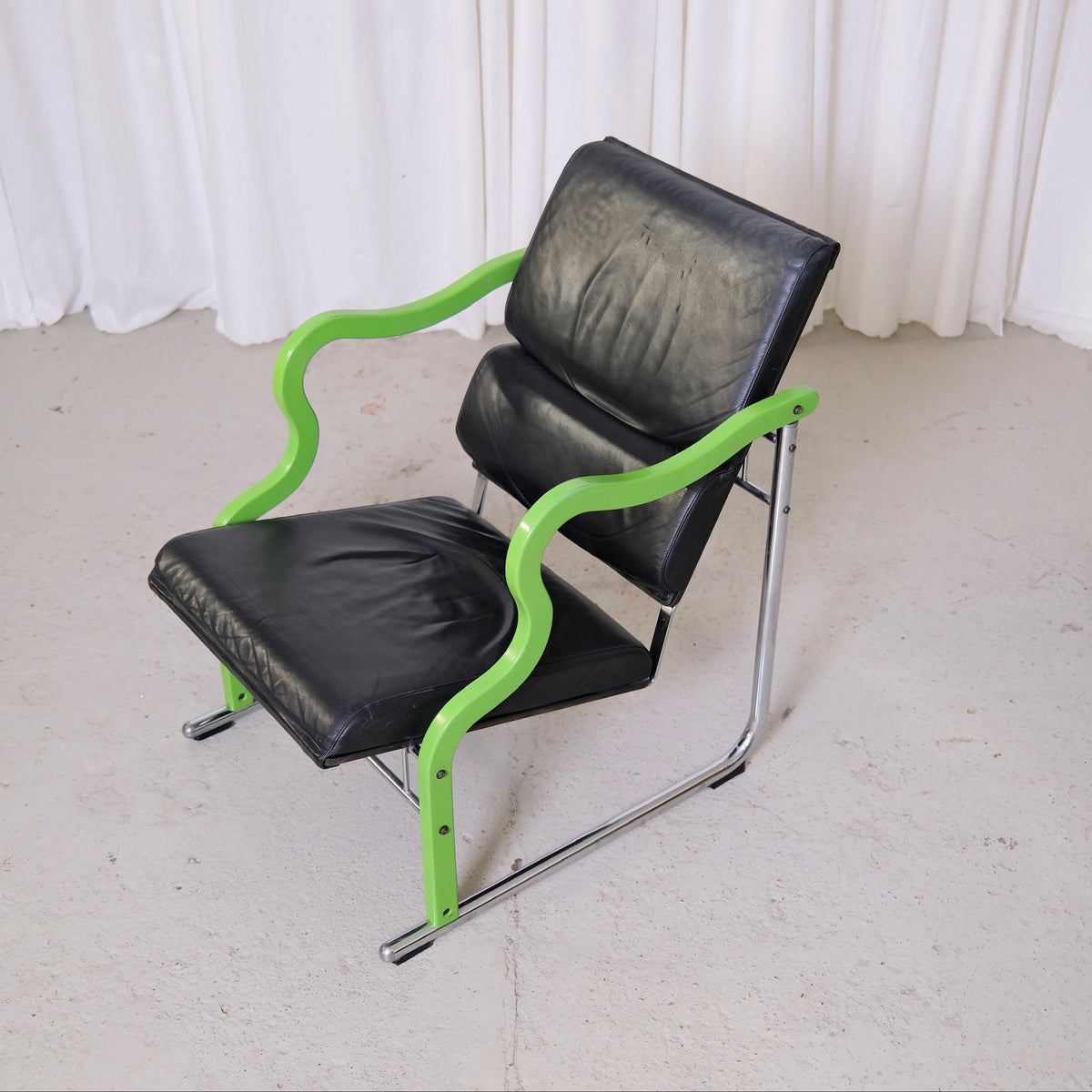 Yrjö Kukkapuro Experiment Lounge Chair in Black Leather and Green Armrests