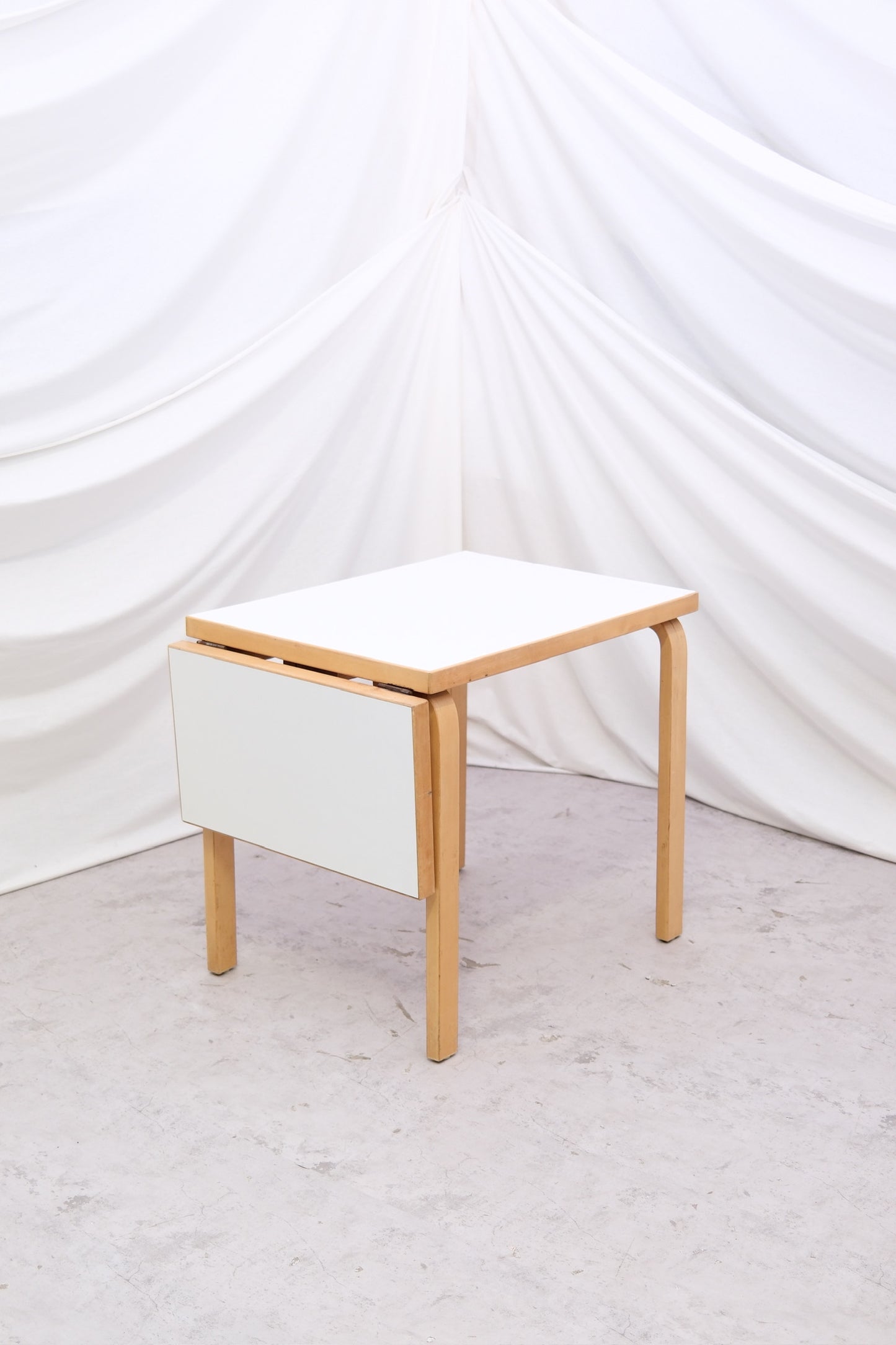 Artek DL82 taittopöytä, valmistaja Oy Huonekalu- ja Rakennustyötehdas Ab, 1950–1960-luku