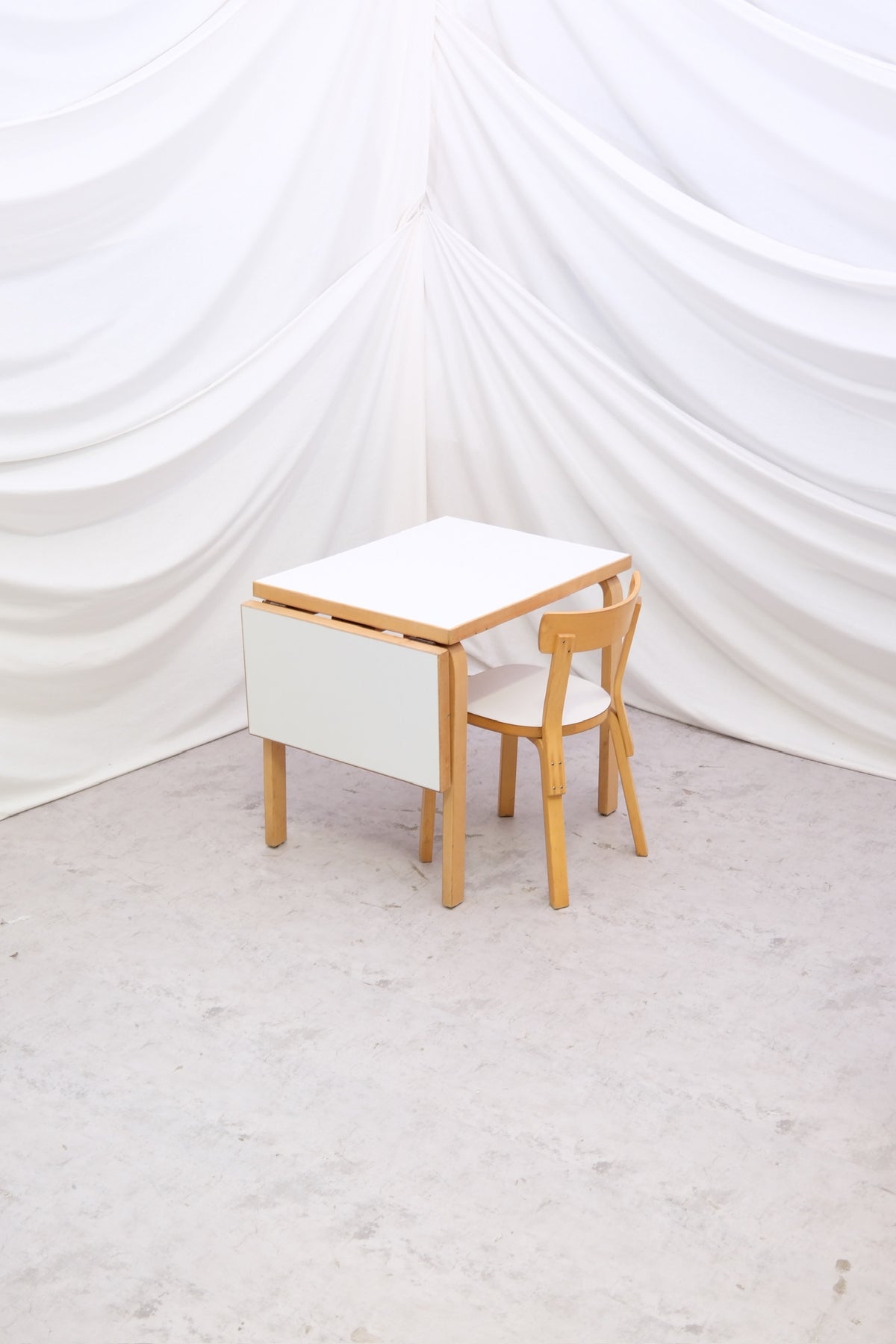 Artek DL82 taittopöytä, valmistaja Oy Huonekalu- ja Rakennustyötehdas Ab, 1950–1960-luku