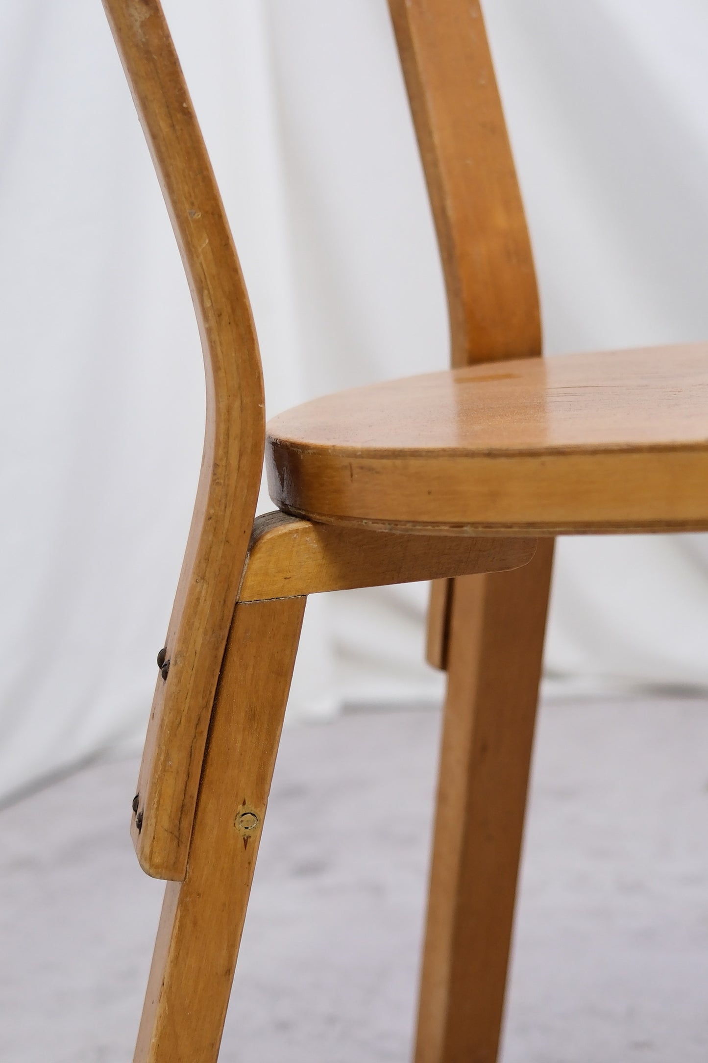 Alvar Aalto 69 Warleg -tuoli, valmistaja Artek