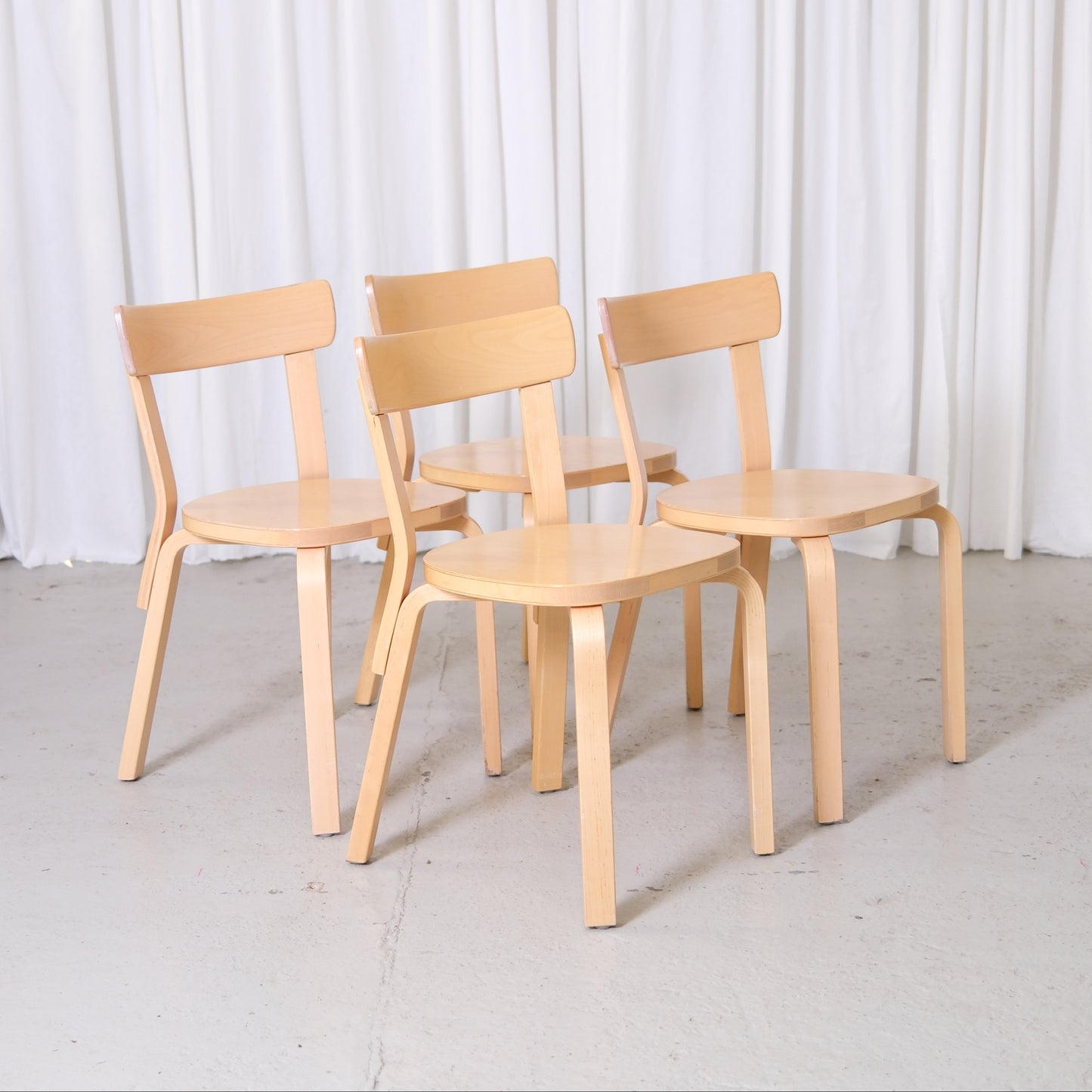 Alvar Aalto 69 -koivutuolit, valmistaja Artek
