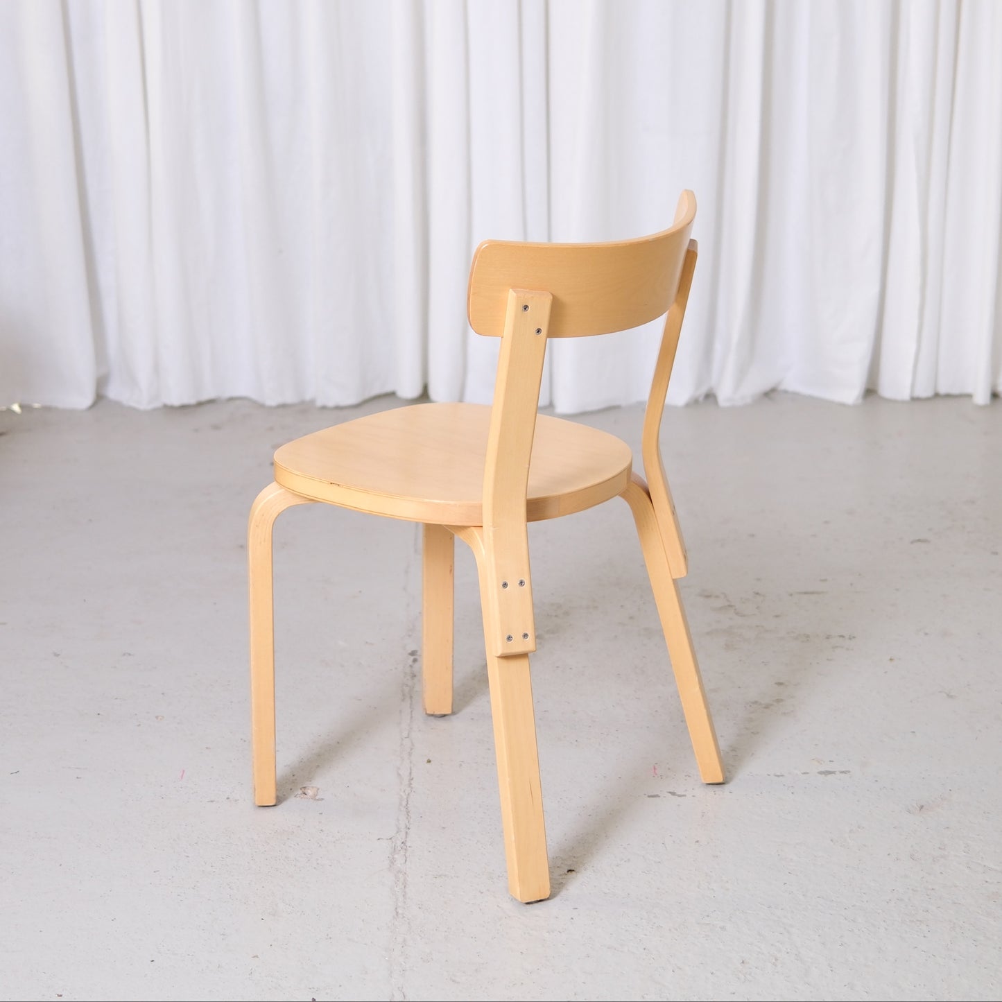 Alvar Aalto 69 -koivutuolit, valmistaja Artek