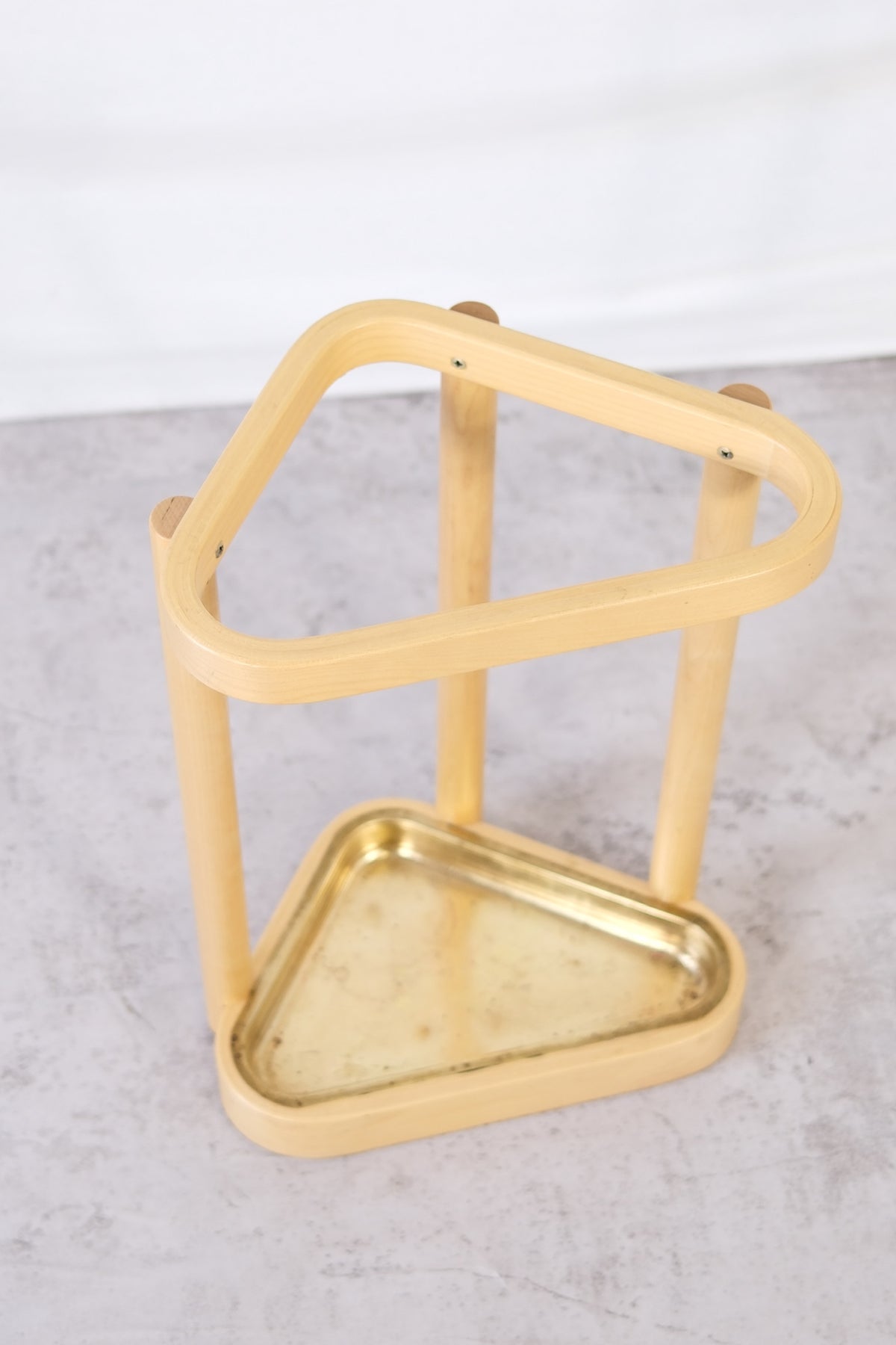 Alvar Aalto 115 -sateenvarjoteline, valmistaja Artek, Suomi
