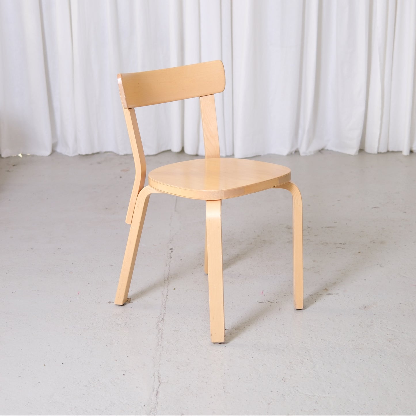 Alvar Aalto 69 -koivutuolit, valmistaja Artek